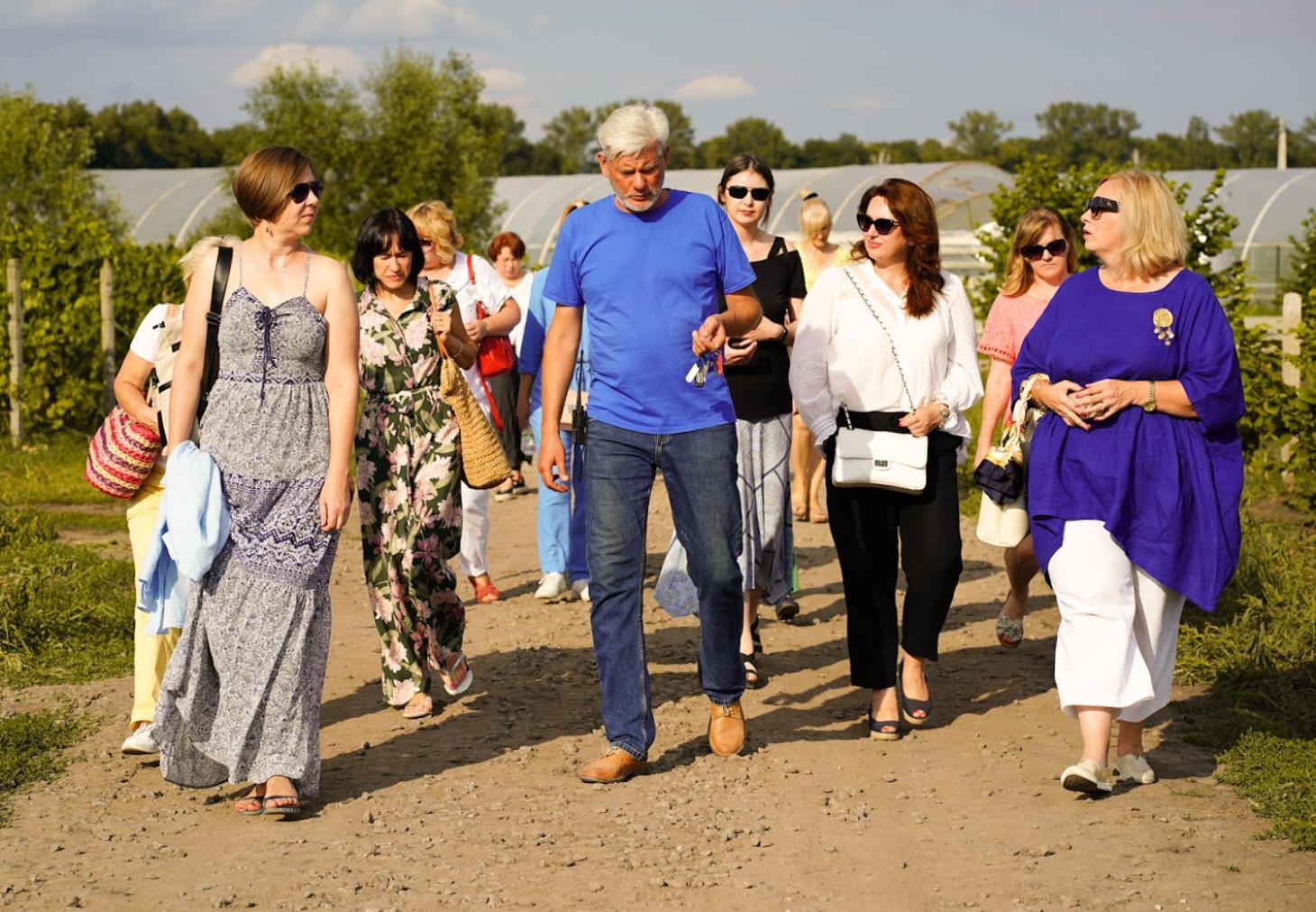 The Village Wine Chernyakhov Exterior photo