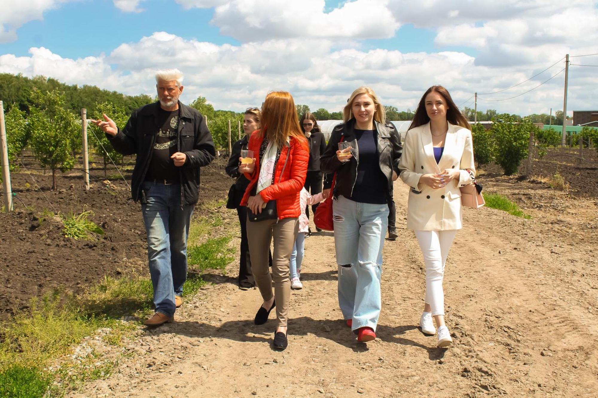 The Village Wine Chernyakhov Exterior photo